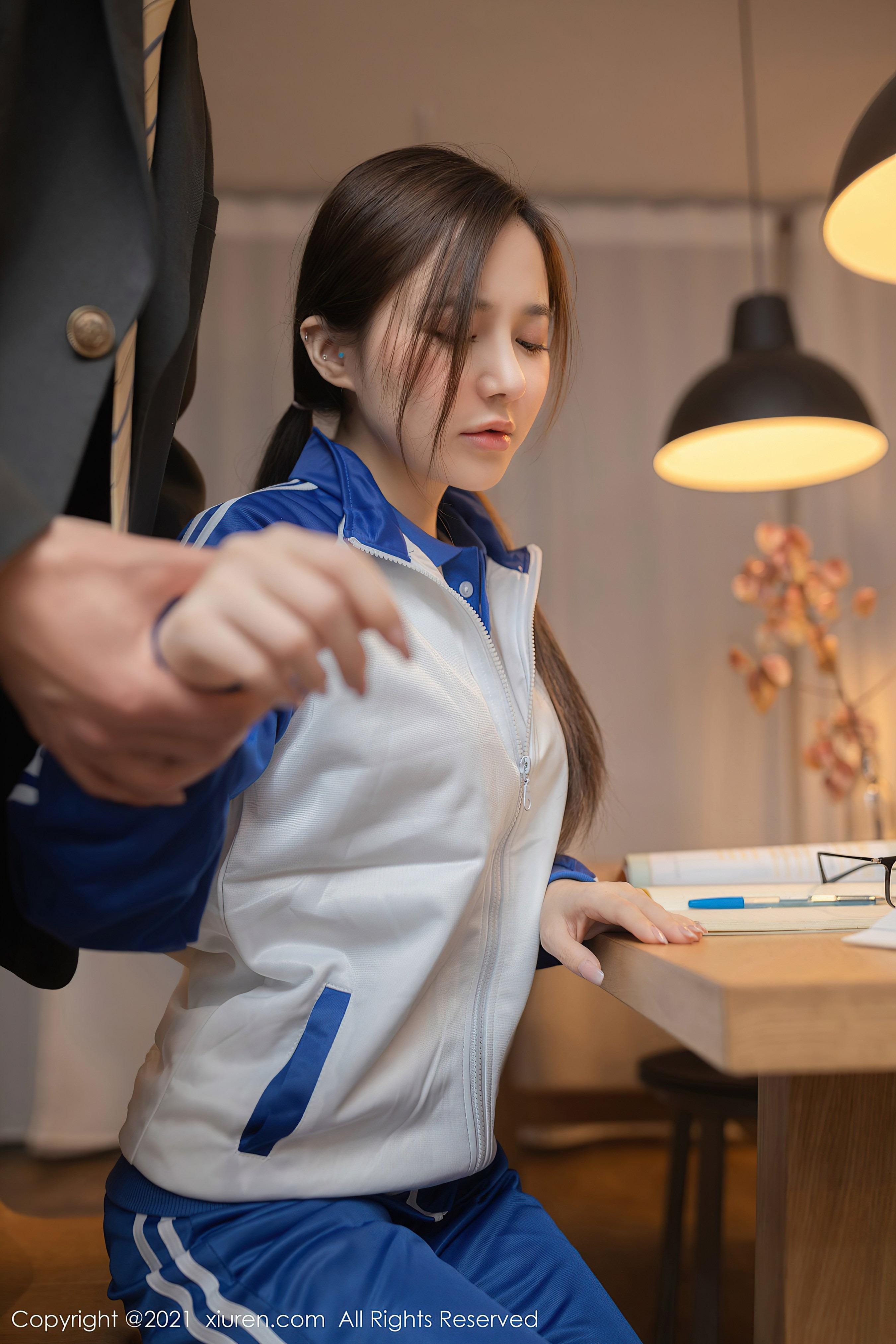 蓝白条纹运动长裤双腿并拢乖巧坐姿特写